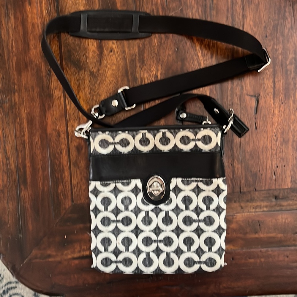 Coach Black/White Leather/Canvas PEYTON SIGNATURE SWING PACK CrossBody Bag 43466 - Picture 2 of 5